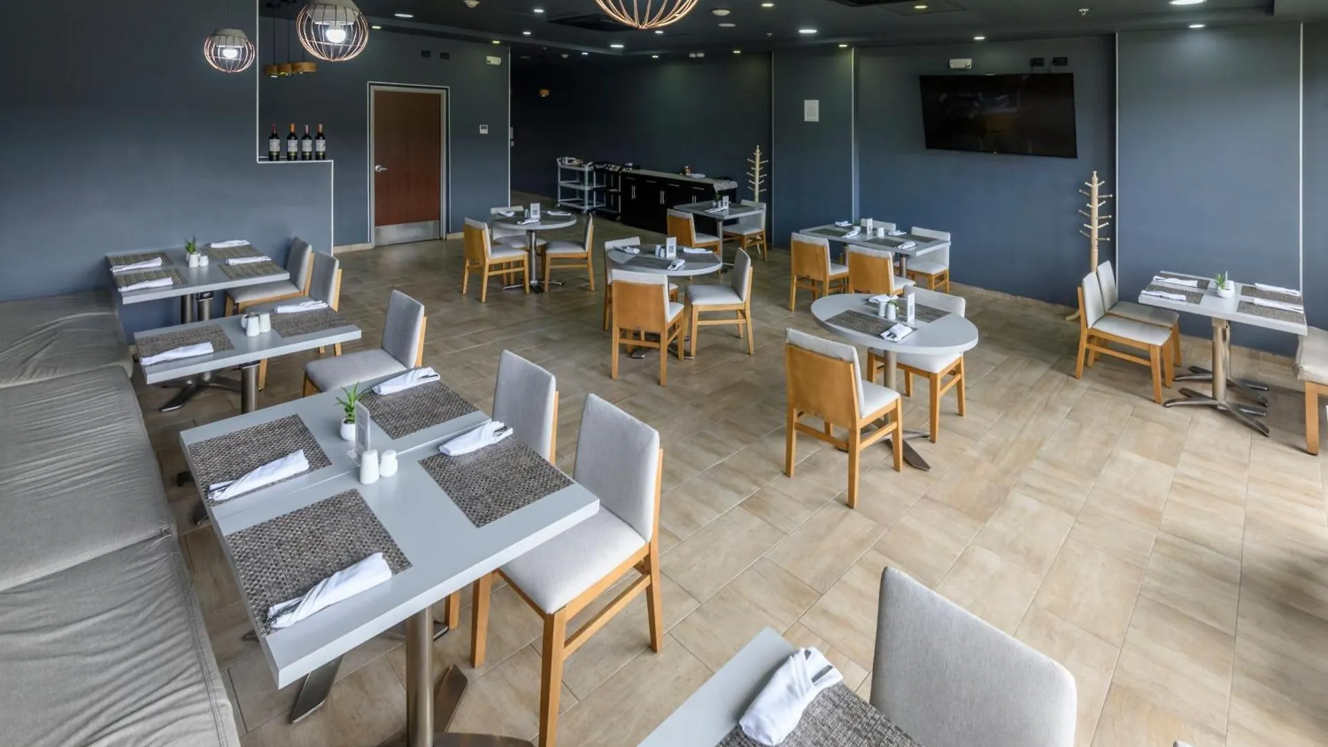 City Plus Bogota Aeropuerto 4*,
