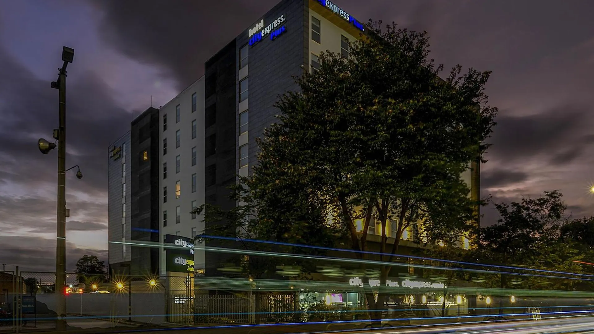 City Plus Bogota Aeropuerto 4*,